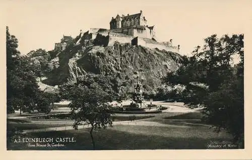 PC74493 Edinburgh Castle. von Princes St. Gardens. RP