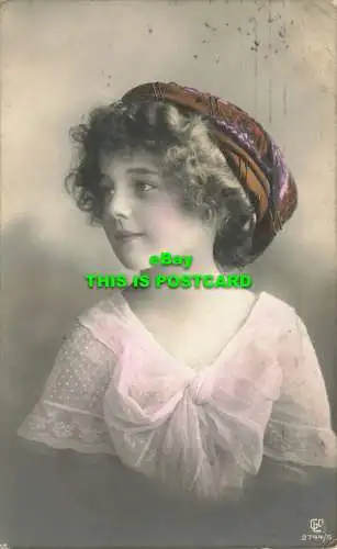 R605404 Ein kleines Mädchen mit Hut und weißem Kleid. Postkarte. 1915