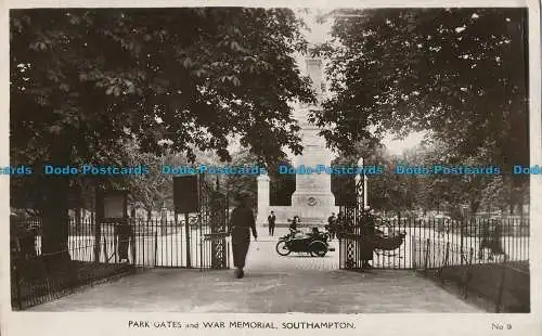 R031284 Park Gates und Kriegsdenkmal. Southampton. W. und K. RP. 1943