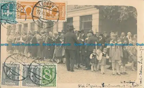 R032116 Alte Postkarte. Menschen auf der Straße. 1930. B. Hopkins