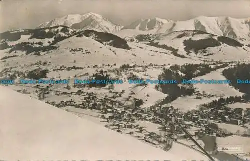 R033149 Megeve Haute Savoie. Links der Mont Blanc und rechts der Mont Joly. Die