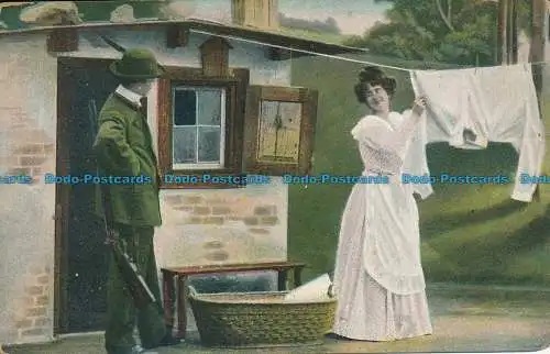 R033160 alte Postkarte. Frau mit Mann in der Nähe des Hauses