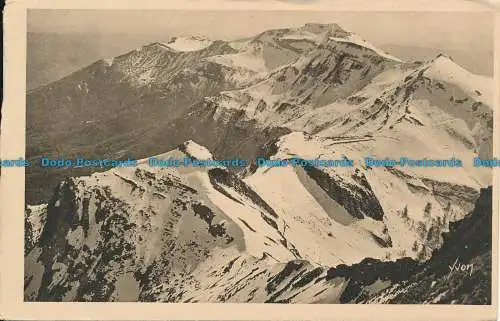 R033341 La Douce Frankreich. Auvergne. Umgebung von Salers. Roche Noire und Puy de Cha