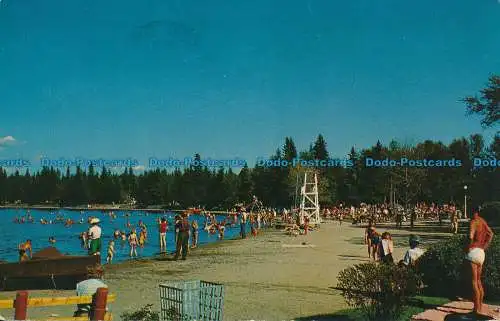 R034235 Immer ein beliebter Ort am Strand von Clear Lake. Manitoba. 1960