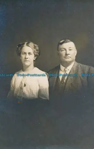 R035477 alte Postkarte. Frau und Mann