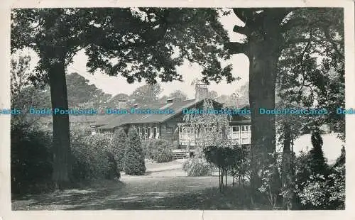 R000282 alte Postkarte. Haus und Bäume. 1955