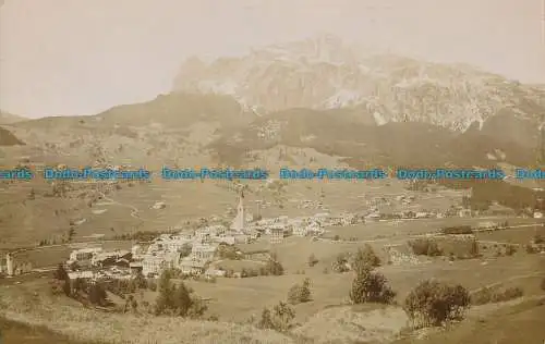 R013905 alte Postkarte. Kleines Dorf und Berge. B. Hopkins