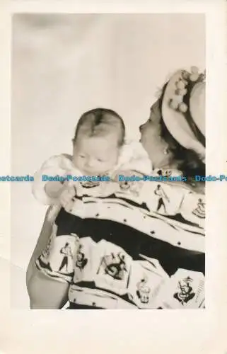 R036329 Alte Postkarte. Frau mit Baby. 1949