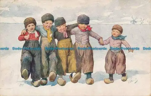 R036875 alte Postkarte. Jungen im Schnee