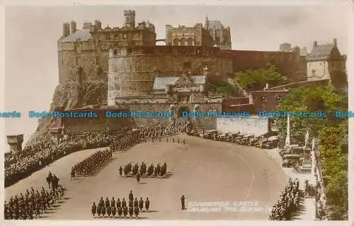 R048272 Edinburgh Castle. Den Schutz wechseln. RP