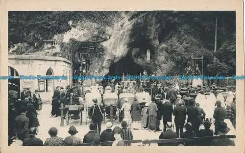 R048469 Lourdes. Krank vor der Höhle. P. Süß. Nr. 24