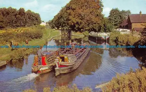 R076614 Ein Paar schmale Boote auf dem Canal Grand Union. In der Nähe von Kings Langley. Sal