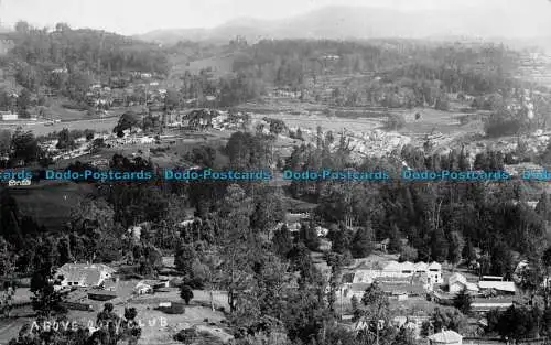 R077213 Ein Blick aus der Luft. Häuser. Bäume. Alte Fotografie. M. James