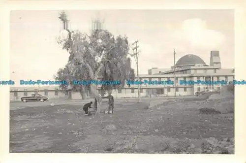 R077754 Zwei Personen. Gebäude. Car. Baum. Alte Fotografie. Gevaert