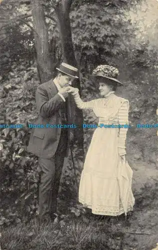 R079393 Mann küsst Frauenhand. Alte Fotografie. 1911