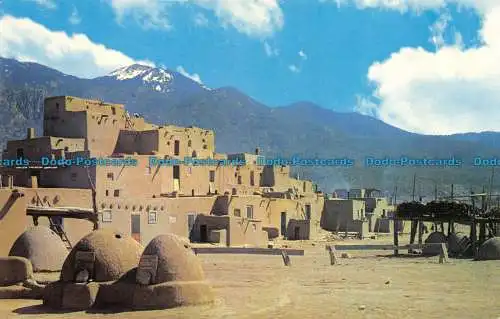 R081533 Blick auf Taos Pueblo und Sangre de Cristo Range. Taos. New Mexico. C.Sc