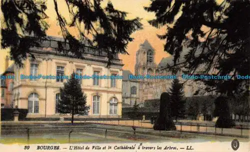 R084176 Bourges. Das Rathaus und die Kathedrale sind durch die Bäume gegangen. LL. Nein