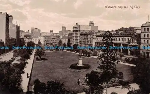 R084357 Wynyard Square. Sydney. Valentinstag