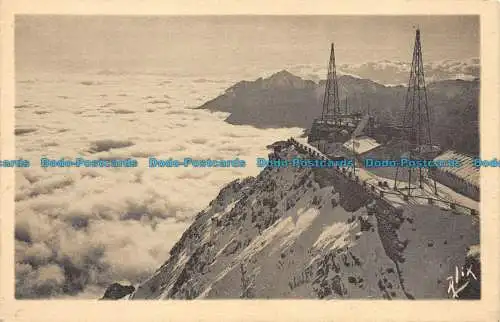 R084549 Die Pyrenäen. Ein Meer aus Wolken auf dem Gipfel des Pic du Midi de Bigorre. Flügel