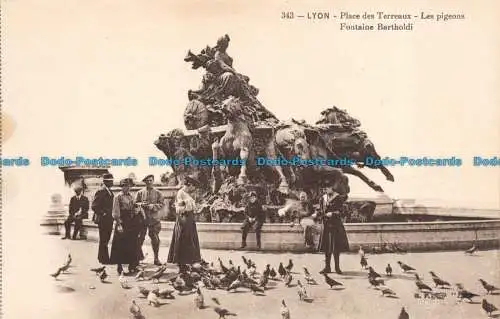 R084850 Lyon. Place des Terreaux. Die Tauben Brunnen Bartholdi