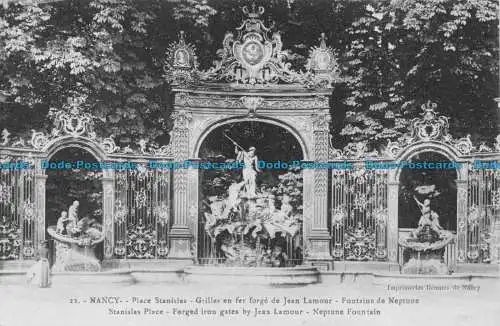 R084874 Nancy. Stanislas Place. Geschmiedete eiserne Tore von Jean Lamour. Neptun Founta