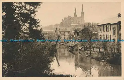 R038604 La Douce Frankreich. Chartres. L Eure und die Kathedrale. Yvon. B. Hopkins