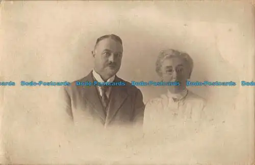 R039989 alte Postkarte. Frau und Mann. Paar Burton und Girland