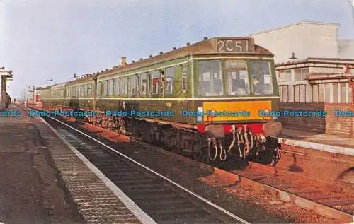 R086382 Ein vierteiliger Diesel-Triebwagen auf dem St. Pancras nach Bedford se