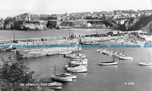 R087349 Der Hafen. Newquay. Valentinstag. John Waddington