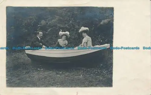 R088010 Alte Postkarte. Frauen und Männer im Boot. 1906