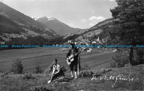 R086304 Personen. Berge. Gitarre. Lidy Neumair