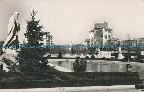 R087535 Madrid. Palastgärten und Gebäude der Plaza de Espana. Dominguez