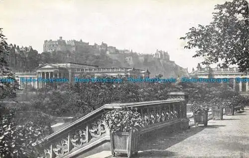 R108023 Alte Postkarte. Garten und Tempel. Häuser am Berg