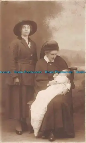 R108296 Alte Postkarte. Zwei Frauen und Baby