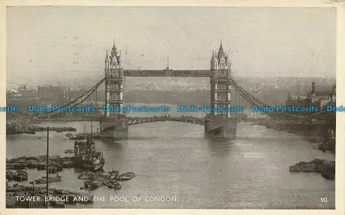 R120084 Tower Bridge und der Pool von London. 1950