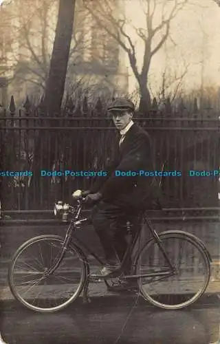 R120274 Alte Postkarte. Ein Mann auf dem Fahrrad