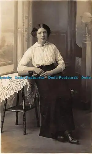 R128593 Alte Postkarte. Frau. H. Battison