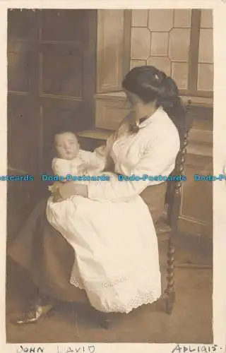 R127530 Alte Postkarte. Frau mit Baby. 1915