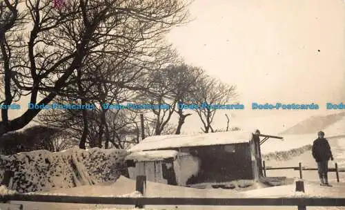 R129338 Alte Postkarte. Winterszene. Ein Mann am Berg