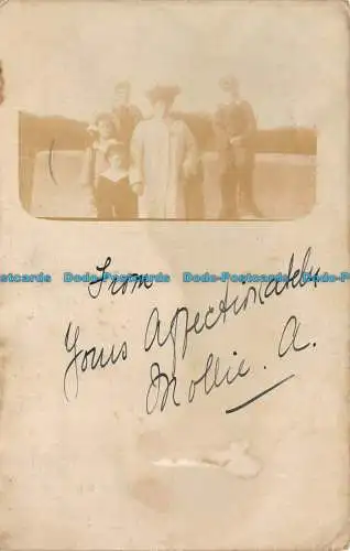 R127589 Alte Postkarte. Familienfoto