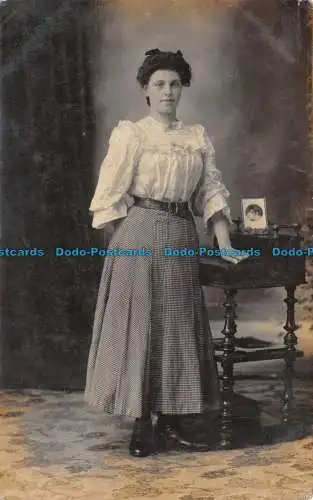 R127590 Alte Postkarte. Frau am Tisch. 1907