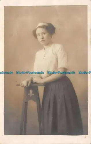 R128684 alte Postkarte. Frau