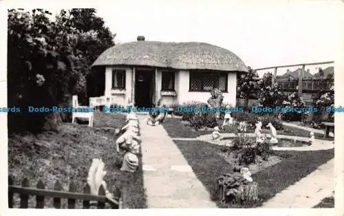 R127654 Alte Postkarte. Haus und Garten