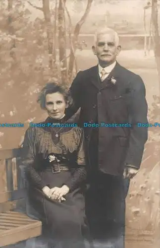 R127727 Alte Postkarte. Frau und Mann