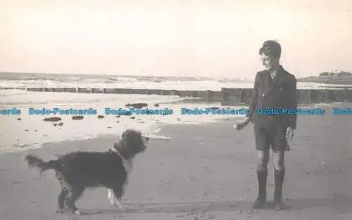 R127735 Alte Postkarte. Junge mit Hund am Meer