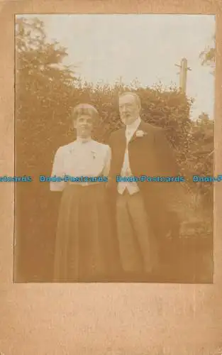 R127738 Alte Postkarte. Frau und Mann