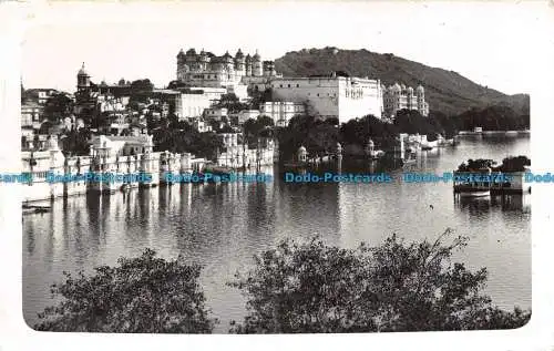 R131820 Alte Postkarte. Häuser und Berge am See