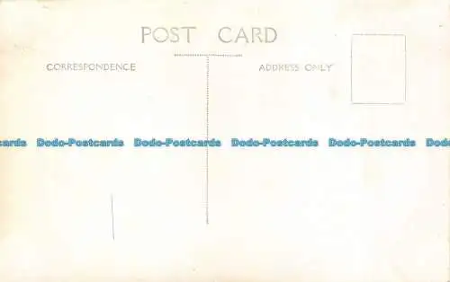 R131821 Alte Postkarte. Häuser und Berge am See