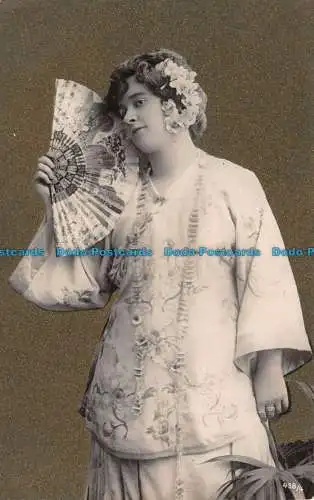 R130864 alte Postkarte. Frau mit Handventilator