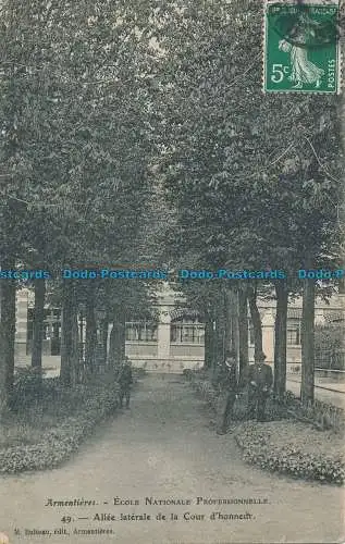 R131105 Armentieres. Nationale Berufsschule. Seitenallee des Hofes